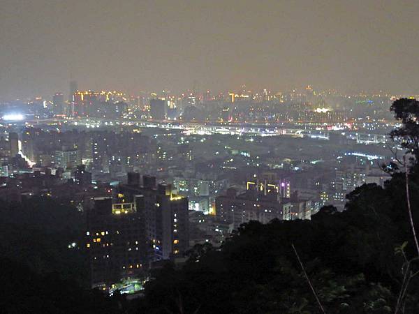 【台北旅遊】瓊仔湖登山步道-台北美麗夜景、約會聖地最佳選擇
