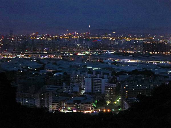 【台北旅遊】瓊仔湖登山步道-台北美麗夜景、約會聖地最佳選擇
