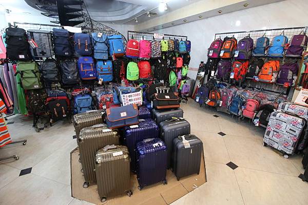 【英國品牌結束代理全面１折起！！】防水防風、透氣、抗UV、登山等級外套、時尚格子襯衫、品牌包包，全面出清大特賣，下殺不到千元，年末最後一檔