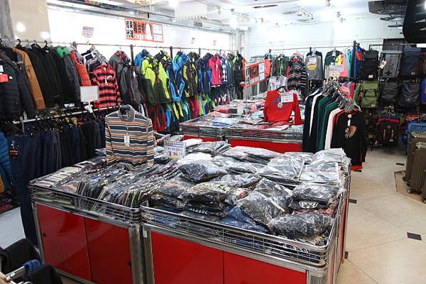 【英國品牌結束代理全面１折起！！】防水防風、透氣、抗UV、登山等級外套、時尚格子襯衫、品牌包包，全面出清大特賣，下殺不到千元，年末最後一檔