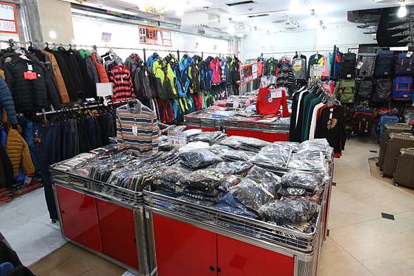 【英國品牌結束代理全面１折起！！】防水防風、透氣、抗UV、登山等級外套、時尚格子襯衫、品牌包包，全面出清大特賣，下殺不到千元，年末最後一檔