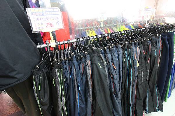 【英國品牌結束代理全面１折起！！】防水防風、透氣、抗UV、登山等級外套、時尚格子襯衫、品牌包包，全面出清大特賣，下殺不到千元，年末最後一檔