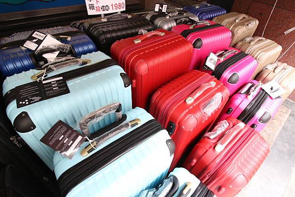 【英國品牌結束代理全面１折起！！】防水防風、透氣、抗UV、登山等級外套、時尚格子襯衫、品牌包包，全面出清大特賣，下殺不到千元，年末最後一檔