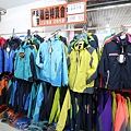 【英國品牌結束代理全面１折起！！】防水防風、透氣、抗UV、登山等級外套、時尚格子襯衫、品牌包包，全面出清大特賣，下殺不到千元，年末最後一檔