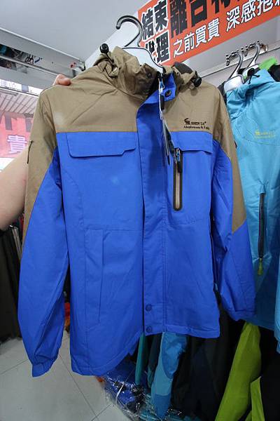【英國品牌結束代理全面１折起！！】防水防風、透氣、抗UV、登山等級外套、時尚格子襯衫、品牌包包，全面出清大特賣，下殺不到千元，年末最後一檔