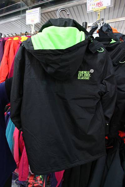 【英國品牌結束代理全面１折起！！】防水防風、透氣、抗UV、登山等級外套、時尚格子襯衫、品牌包包，全面出清大特賣，下殺不到千元，年末最後一檔