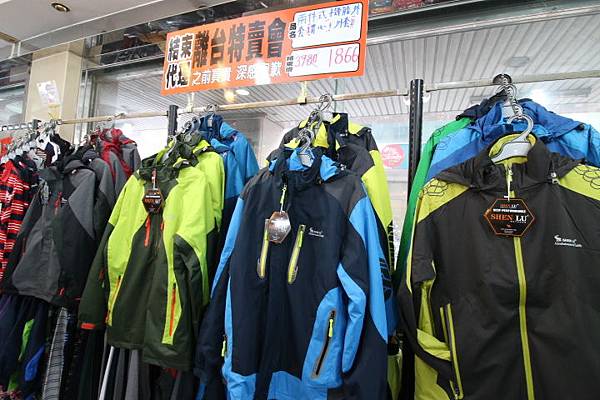 【英國品牌結束代理全面１折起！！】防水防風、透氣、抗UV、登山等級外套、時尚格子襯衫、品牌包包，全面出清大特賣，下殺不到千元，年末最後一檔