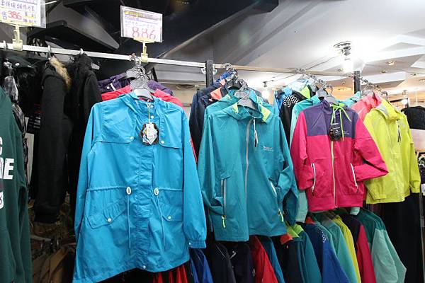 【英國品牌結束代理全面１折起！！】防水防風、透氣、抗UV、登山等級外套、時尚格子襯衫、品牌包包，全面出清大特賣，下殺不到千元，年末最後一檔