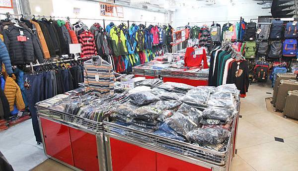 【英國品牌結束代理全面１折起！！】防水防風、透氣、抗UV、登山等級外套、時尚格子襯衫、品牌包包，全面出清大特賣，下殺不到千元，年末最後一檔