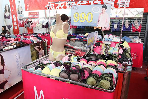 【百貨公司品牌內衣褲全面下殺5折起！！】抗寒刷毛衣99元，保暖衣5折起，品牌內衣690元，2件990元，2套1200，專櫃今年最新款式正品滿3800元送500元