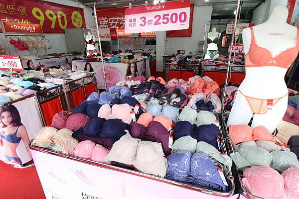 【百貨公司品牌內衣褲全面下殺5折起！！】抗寒刷毛衣99元，保暖衣5折起，品牌內衣690元，2件990元，2套1200，專櫃今年最新款式正品滿3800元送500元