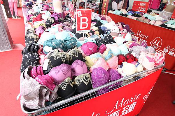 【百貨公司品牌內衣褲全面下殺5折起！！】抗寒刷毛衣99元，保暖衣5折起，品牌內衣690元，2件990元，2套1200，專櫃今年最新款式正品滿3800元送500元