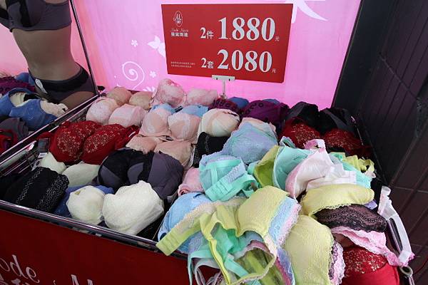 【百貨公司品牌內衣褲全面下殺5折起！！】抗寒刷毛衣99元，保暖衣5折起，品牌內衣690元，2件990元，2套1200，專櫃今年最新款式正品滿3800元送500元