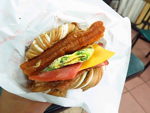 【板橋美食】太和豆漿-中式早餐巨無霸漢堡