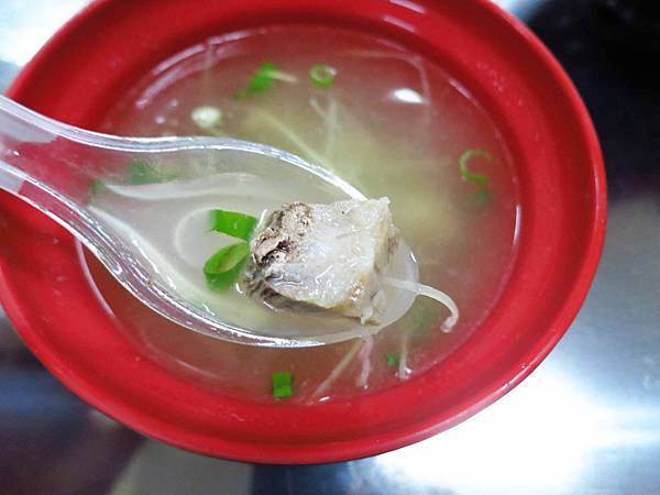 【蘆洲美食】8號美食坊-河堤旁的骨仔肉湯、烏醋乾麵