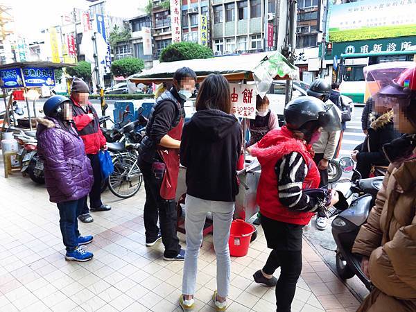 【三重美食】陳記蔥油餅-重新路上的人氣蔥油餅