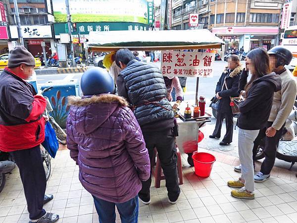 【三重美食】陳記蔥油餅-重新路上的人氣蔥油餅