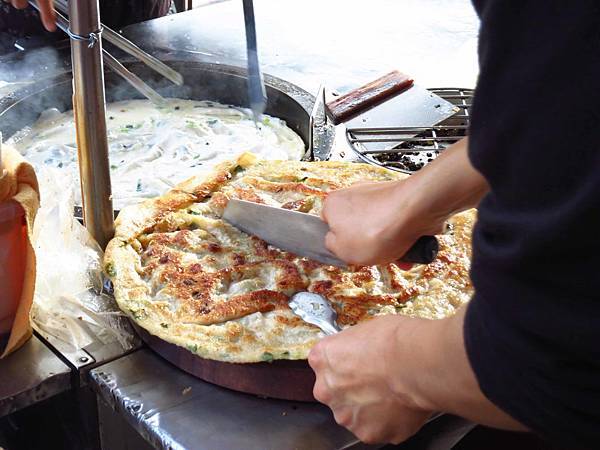 【三重美食】陳記蔥油餅-重新路上的人氣蔥油餅