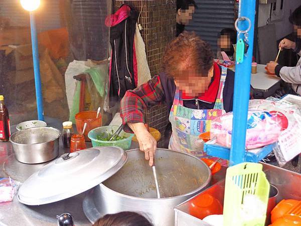 【新莊美食】中港二街老牌蚵仔大腸麵線-假日才吃到的美味