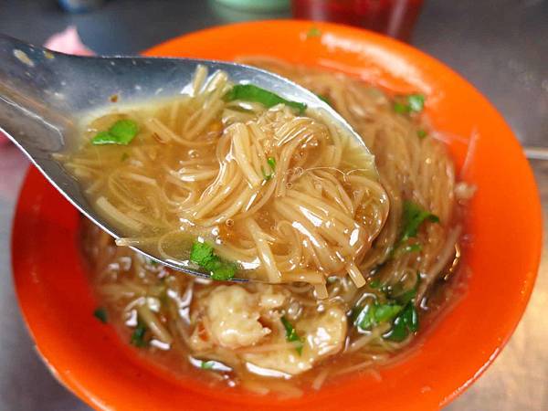 【新莊美食】中港二街老牌蚵仔大腸麵線-假日才吃到的美味