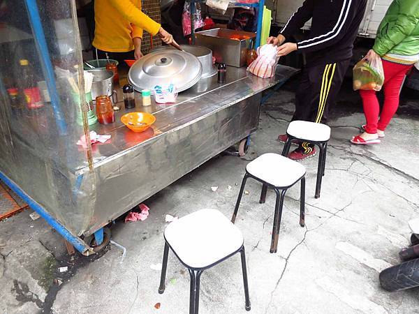 【新莊美食】中港二街老牌蚵仔大腸麵線-假日才吃到的美味