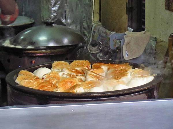 【桃園美食】南門市場林記水煎包-隱藏在市場外的超人氣煎包