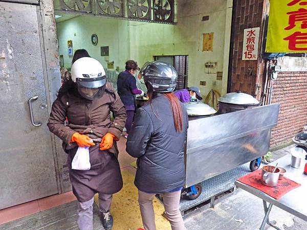 【桃園美食】南門市場林記水煎包-隱藏在市場外的超人氣煎包