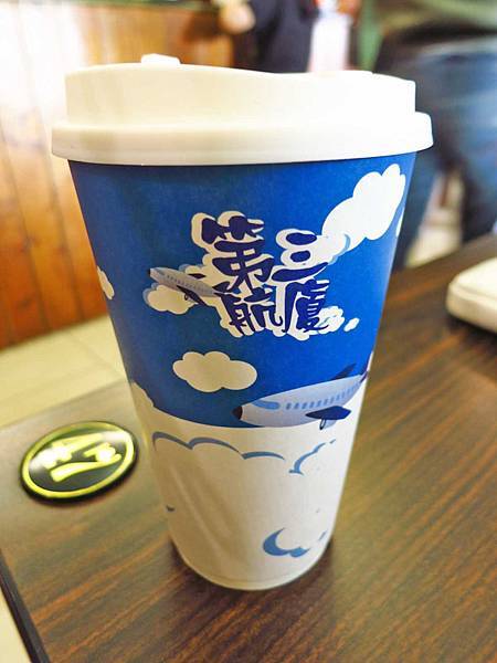 【桃園餐廳】第三航廈咖啡店-坐著喝咖啡也能看到飛機 【桃園餐廳】第三航廈咖啡店-坐著喝咖啡也能看到飛機