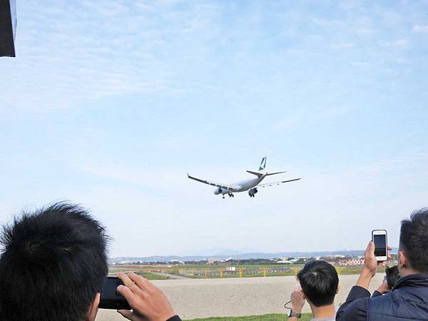 【桃園餐廳】第三航廈咖啡店-坐著喝咖啡也能看到飛機