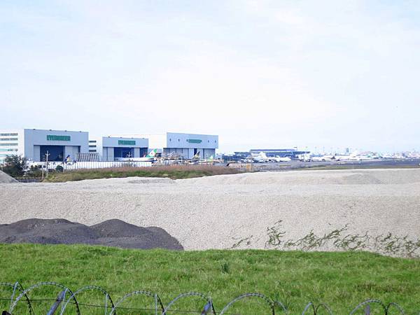 【桃園餐廳】第三航廈咖啡店-坐著喝咖啡也能看到飛機