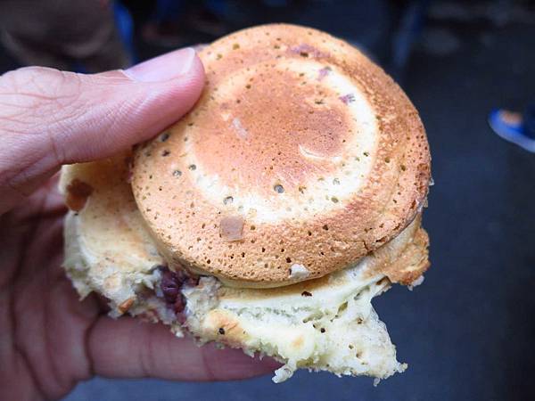 【三重美食】恬甜紅豆餅-料多到爆炸的紅豆餅