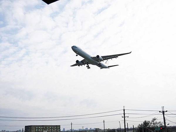 【桃園餐廳】第三航廈咖啡店-坐著喝咖啡也能看到飛機