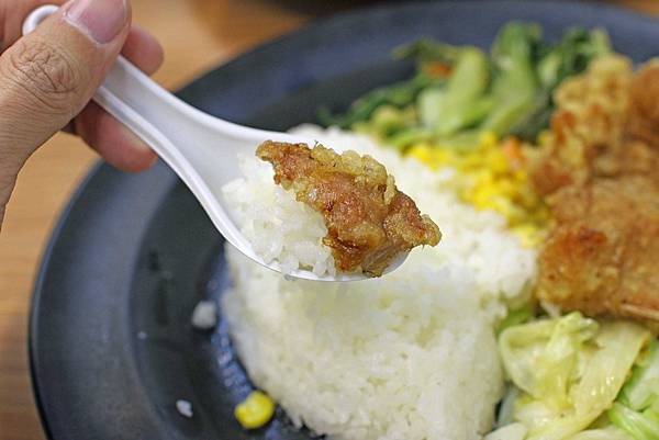 【桃園美食】蔡家排骨飯-軟嫩多汁的超強排隊美食排骨飯