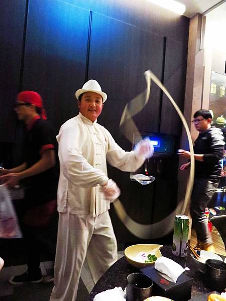 【台北火鍋】海底撈-現場變臉、手工現拉麵的四川麻辣火鍋店