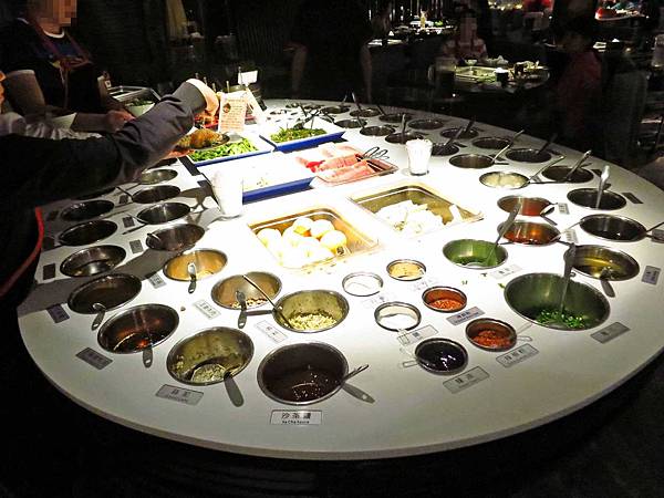 【台北火鍋】海底撈-現場變臉、手工現拉麵的四川麻辣火鍋店