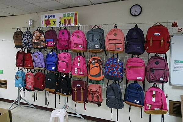 【比網路書店更便宜】暢銷新書、兒童書、工具書全面下殺６９折，流行背包、後背包全面下殺３折起。新竹活力廣場特賣會