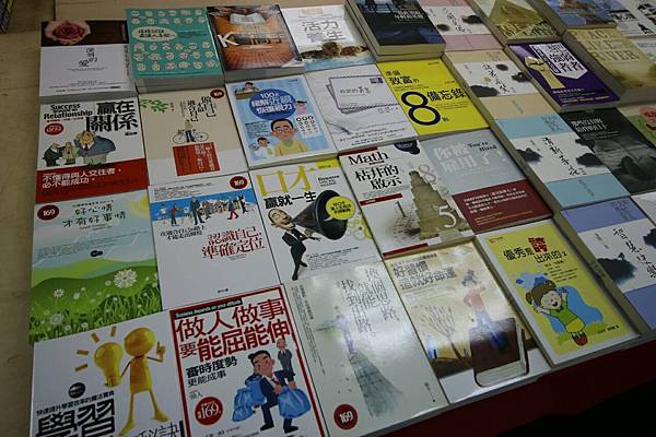 【比網路書店更便宜】暢銷新書、兒童書、工具書全面下殺６９折，流行背包、後背包全面下殺３折起。新竹活力廣場特賣會