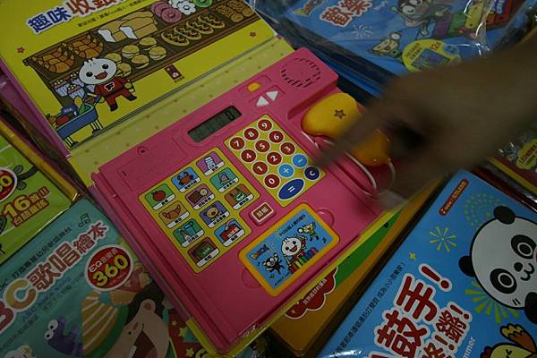 【比網路書店更便宜】暢銷新書、兒童書、工具書全面下殺６９折，流行背包、後背包全面下殺３折起。新竹活力廣場特賣會