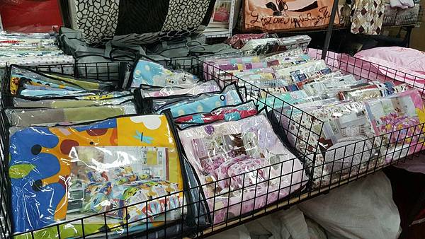 【比網路書店更便宜】暢銷新書、兒童書、工具書全面下殺６９折，流行背包、後背包全面下殺３折起。新竹活力廣場特賣會