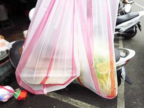 【新莊美食】中華路市場鴨肉麵-綜合運動場旁的超大份量什錦麵