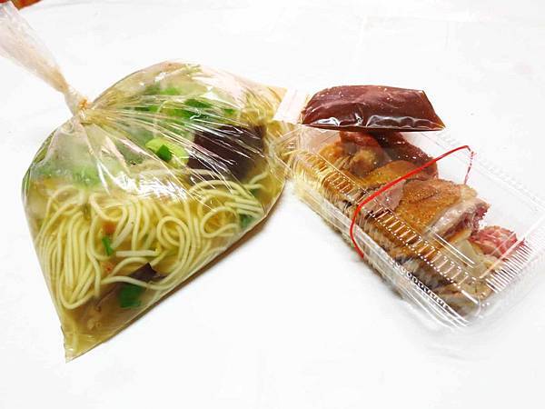 【新莊美食】中華路市場鴨肉麵-綜合運動場旁的超大份量什錦麵