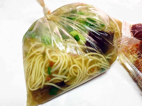 【新莊美食】中華路市場鴨肉麵-綜合運動場旁的超大份量什錦麵