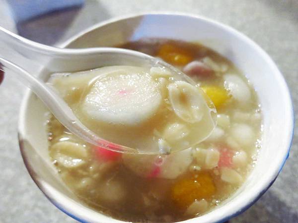【蘆洲美食】夜市燒仙草花生湯-料爆多的巷弄美食