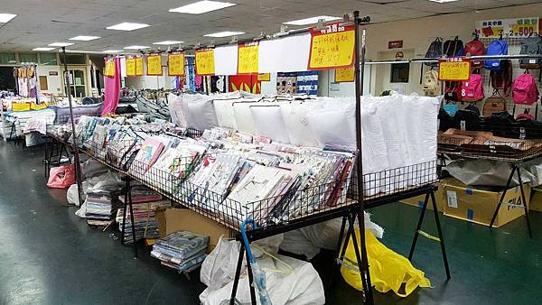 【比網路書店更便宜】暢銷新書、兒童書、工具書全面下殺６９折，流行背包、後背包全面下殺３折起。新竹活力廣場特賣會