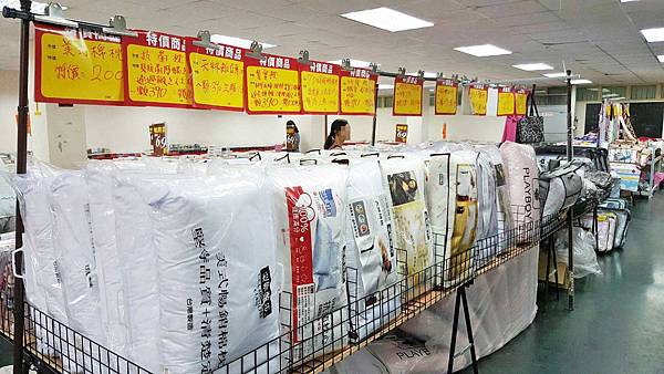 【比網路書店更便宜】暢銷新書、兒童書、工具書全面下殺６９折，流行背包、後背包全面下殺３折起。新竹活力廣場特賣會