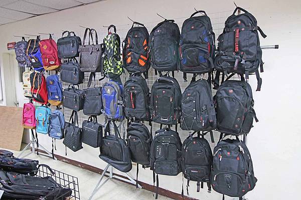 【比網路書店更便宜】暢銷新書、兒童書、工具書全面下殺６９折，流行背包、後背包全面下殺３折起。新竹活力廣場特賣會