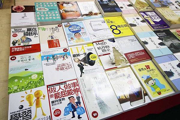 【比網路書店更便宜】暢銷新書、兒童書、工具書全面下殺６９折，流行背包、後背包全面下殺３折起。新竹活力廣場特賣會