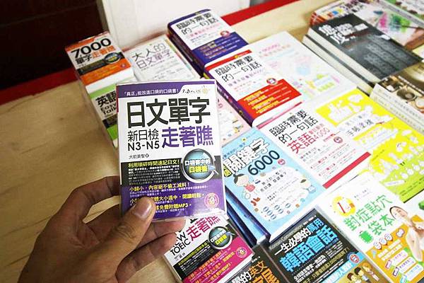 【比網路書店更便宜】暢銷新書、兒童書、工具書全面下殺６９折，流行背包、後背包全面下殺３折起。新竹活力廣場特賣會
