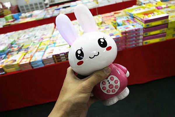 【比網路書店更便宜】暢銷新書、兒童書、工具書全面下殺６９折，流行背包、後背包全面下殺３折起。新竹活力廣場特賣會