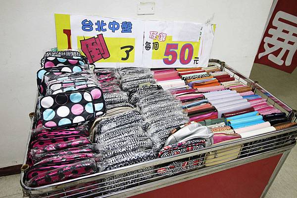 【比網路書店更便宜】暢銷新書、兒童書、工具書全面下殺６９折，流行背包、後背包全面下殺３折起。新竹活力廣場特賣會